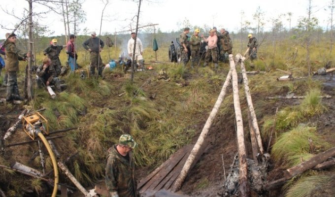В Новгородской области из болота извлекли американский истребитель (9 фото)