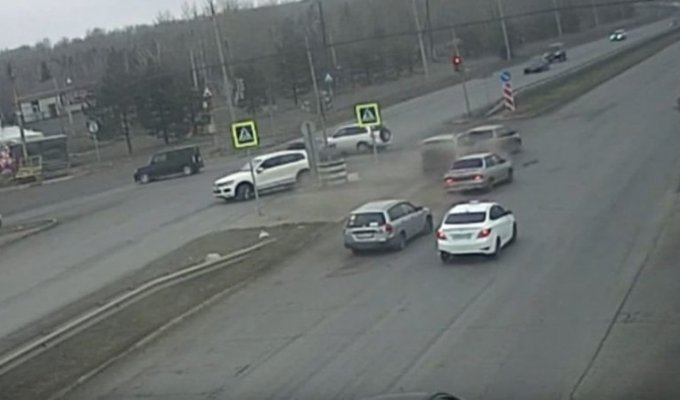В Красноярске водитель BMW разбил три машины и уехал (3 фото + 1 видео)