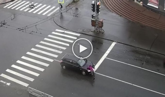 В Петрозаводске водитель сбил женщину, а потом заботливо помог ей подняться на ноги