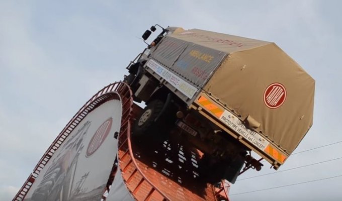 Уникальный трюк на грузовике Tatra (5 фото + 2 видео)