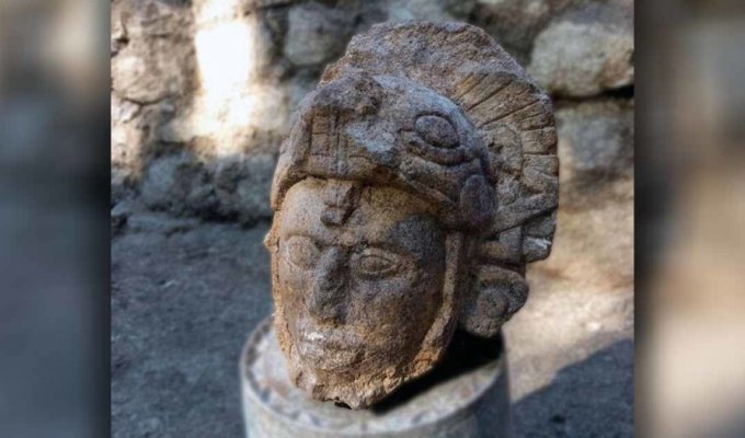В Чичен-Ице обнаружена уникальная статуя воина майя (7 фото)