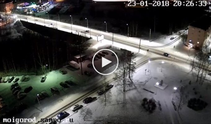 В Петрозаводске водитель отправил машину в столб, чтобы не наехать на пешеходов (мат)