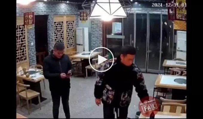Бык атаковал посетителя кафе в Китае