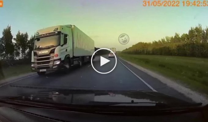 В Пензенской области водитель грузовика зацепил обочину и перевернулся