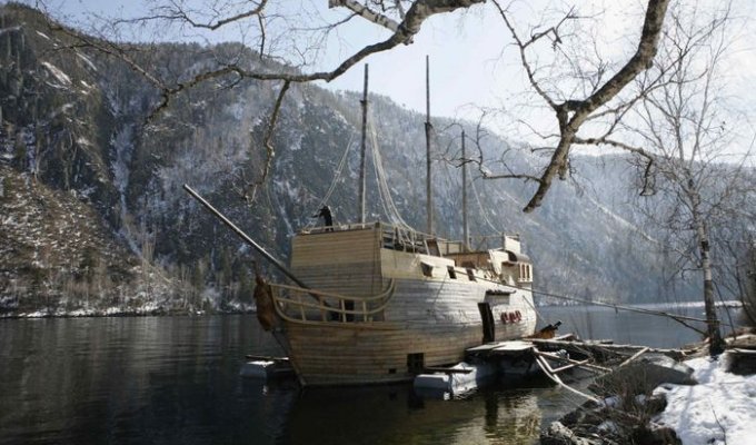 Корабль "Пиратов Карибского моря" в селе Черемушки (6 фото)