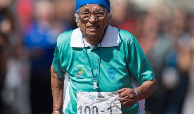 100-летняя жительница Индии приняла участие в массовом забеге в Канаде (3 фото)