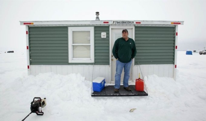 Зимняя рыбалка в домике на озере Миль Лакс (17 фото)