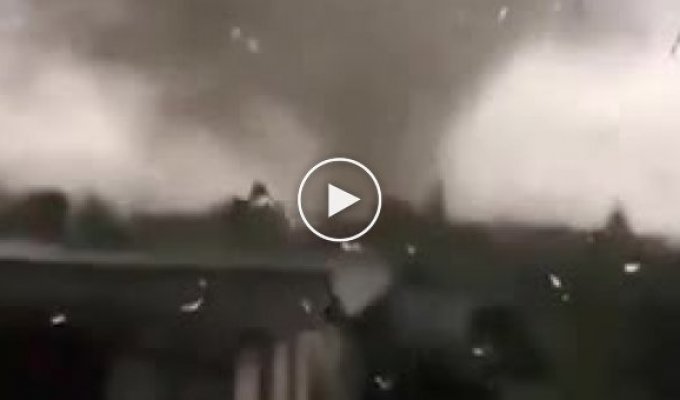 Зрелищные кадры. Огромный торнадо в Чехии