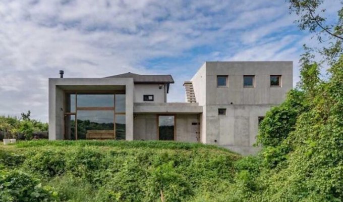 Брутальный снаружи, спокойный внутри: Современный бетонный дом в Японии (9 фото)