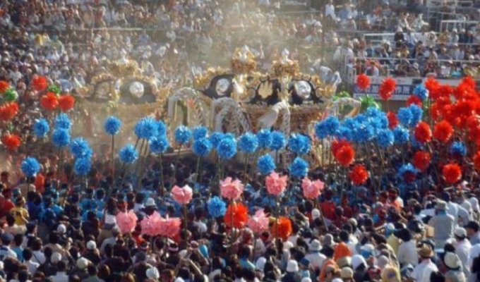 Плечи носителей святынь японского фестиваля (6 фото)