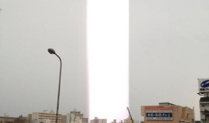 Светящийся столб в небе. Япония (2 фото)