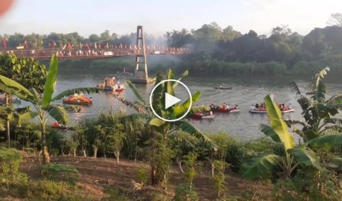 Сотни людей упали в воду с шаткого моста на Филиппинах