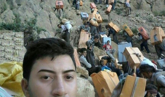 Опасная, но прибыльная работенка курдских контрабандистов (10 фото)