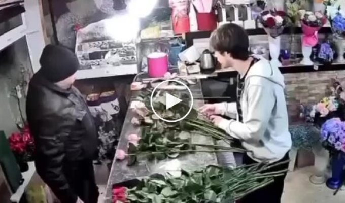 В России мужчина так сильно торопился к девушке, что решил поторопить флориста, показав пистолет