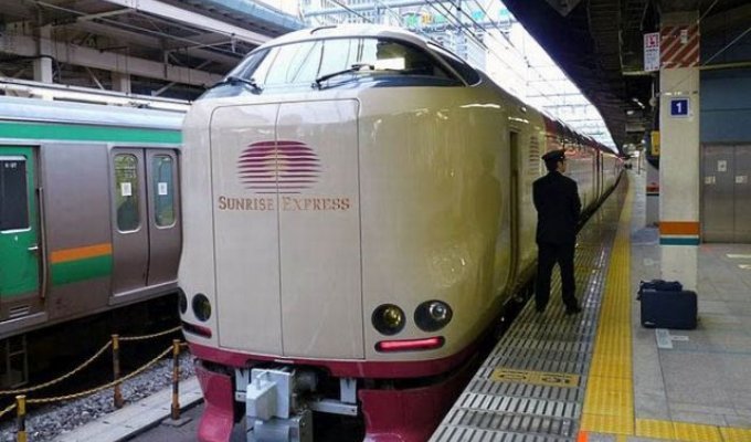 Как путешествуют пассажиры японских ночных поездов (10 фото)
