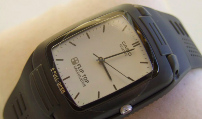 У этих часов Casio есть двойное дно! Поднимите циферблат и часы превратятся в...⁠⁠ (3 фото)