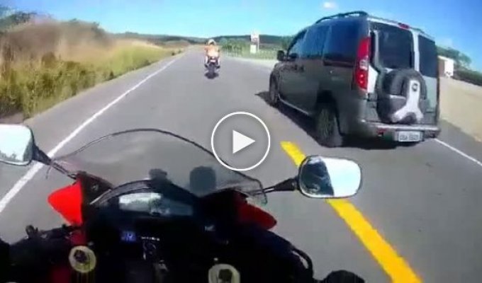 Решил прокатить девушку на мотоцикле и что-то пошло не так
