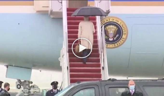 Президент США Джо Байден снова споткнулся, когда поднимался по трапу на самолет