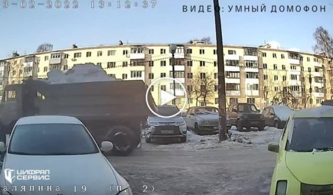 Невнимательный водитель КамАЗа уронил столб на припаркованный автомобиль
