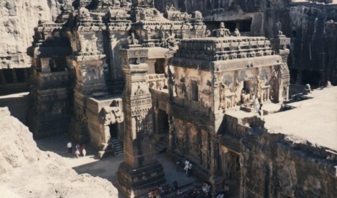 Восьмое чудо света: древний индуистский храм, высеченный в скале (10 фото)