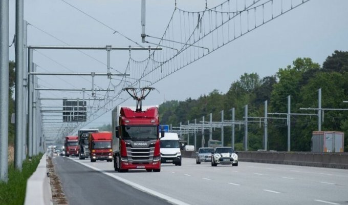 Грузовикам наставили рога: в Германии открылся первый электроавтобан (6 фото)