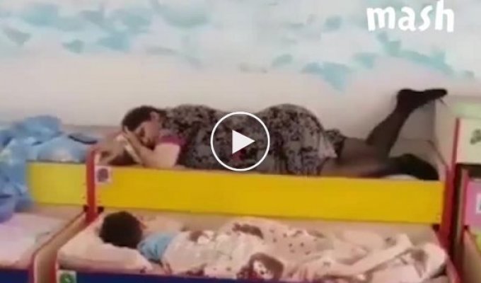 В Дагестане воспитатели спят во время тихого часа