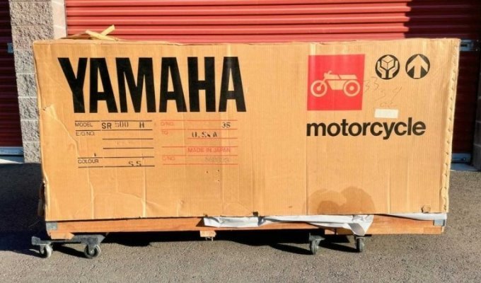 Новый мотоцикл Yamaha оставался «запечатанным» в коробке 40 лет и теперь отправляется на аукцион (7 фото)