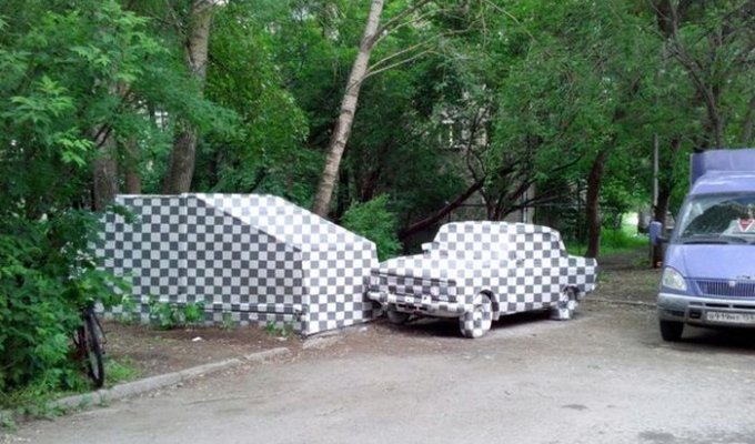 Гараж и авто в клеточку - новый арт-объект Екатеринбурга (4 фото)