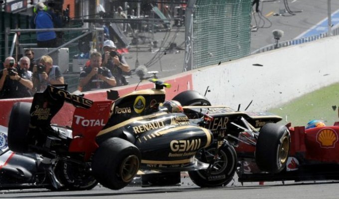 Авария на Гран-при Бельгии (10 фото + 2 видео)