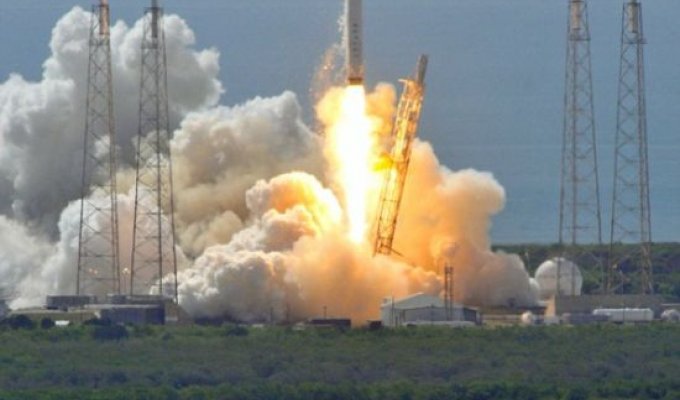Ракета Falcon 9 взорвалась спустя 2 минуты после старта (9 фото + видео)