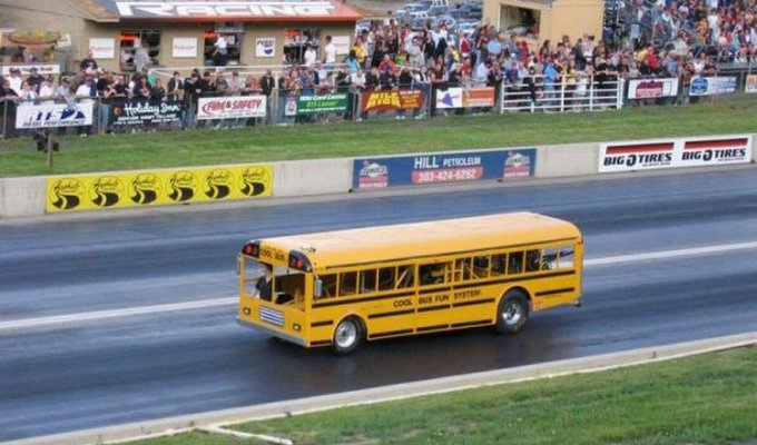 Гонки на школьном автобусе (6 фото)