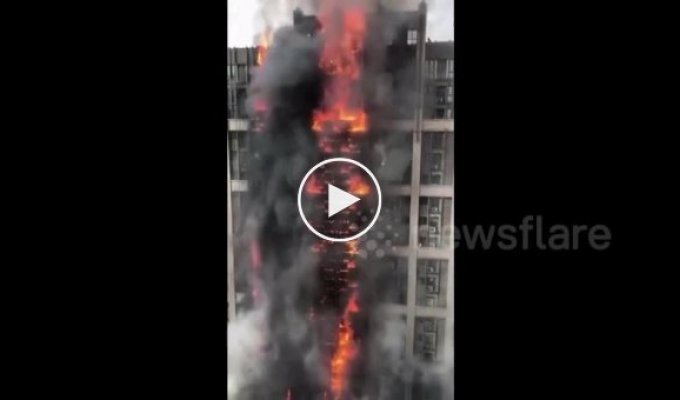 Как горит офисное здание в Чжэнчжоу