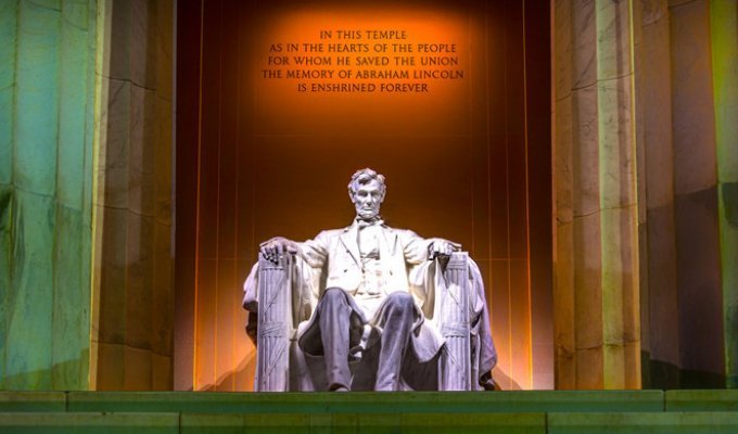 Киргиз написал свое имя на мемориале Линкольну в Вашингтоне (2 фото)