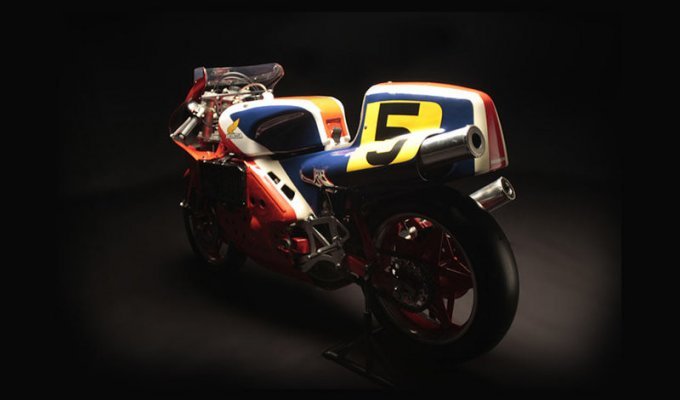 Двигатель мотоцикла Honda NR500 (5 фото)
