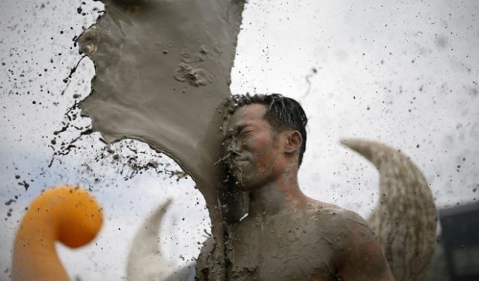 Корейская народная забава - купание в грязи (12 фото)