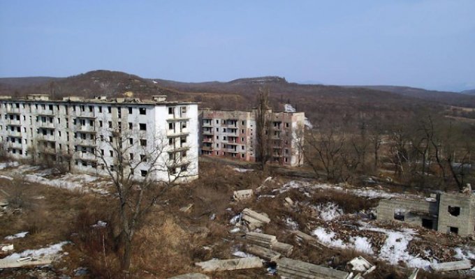 Как живет единственный житель заброшенного военного городка в Сибири (16 фото)