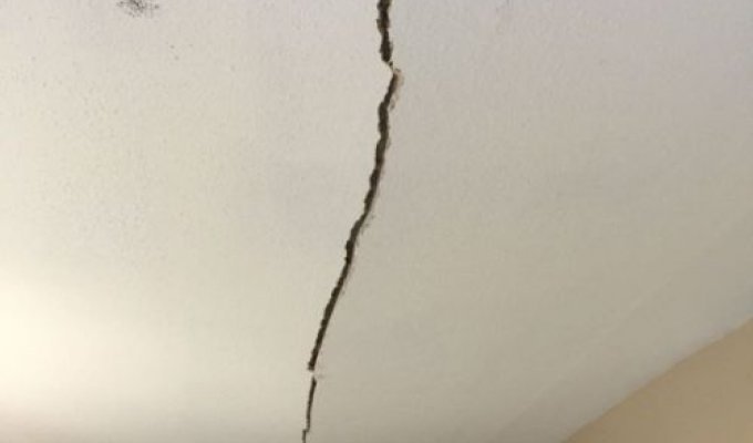 Арендодатель отремонтировал потолок в съемной квартире (2 фото)