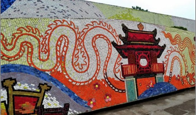 Стена, выложенная мозаикой (6 фото)