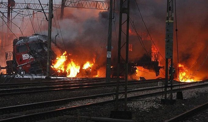 Для иллюстрации различных инцидентов с поездами СМИ использовали одно и то же фото (6 фото)
