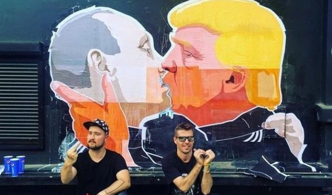 В Вильнюсе появилось графитти с поцелуем Путина и Трампа (3 фото)