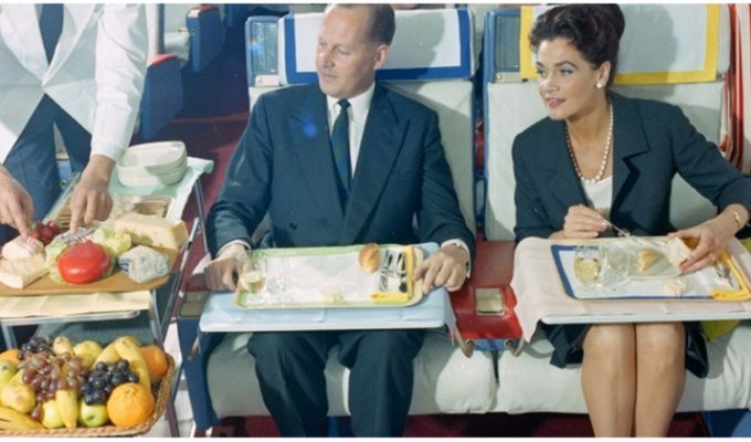 Как выглядел бизнес-класс швейцарской авиакомпании Swissair в 60-е (13 фото)