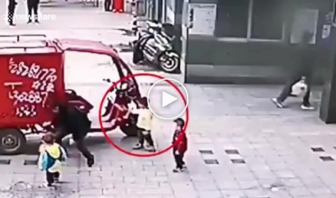 В Китае ребенок угнал трёхколёсный автомобиль и врезался в витрину магазина