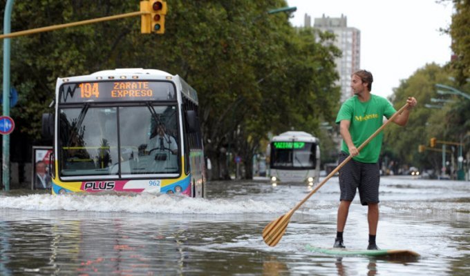 Сильнейшая буря и наводнение в Буэнос-Айресе (6 фото)