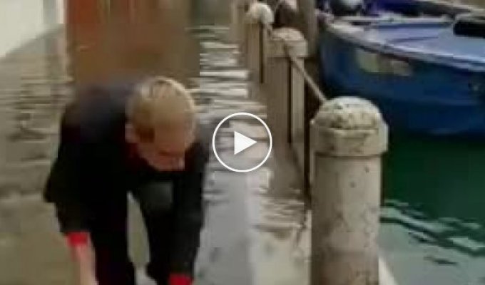 Решил справиться с наводнением в Венеции
