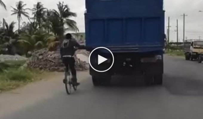 На велосипеде зацепом - видео с ожидаемым финалом