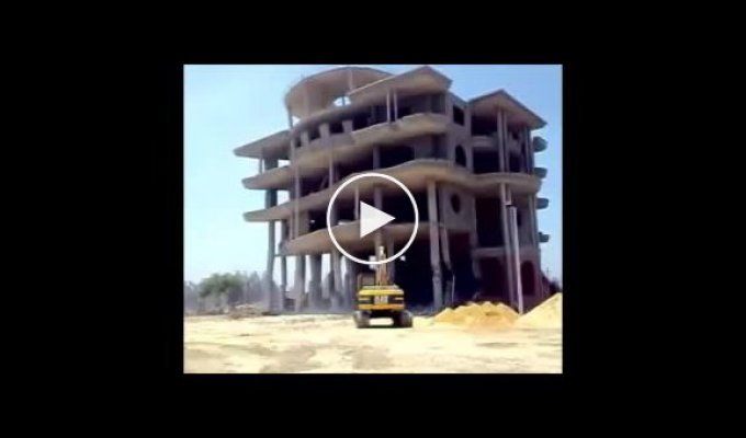 Неудачный снос здания в Египте