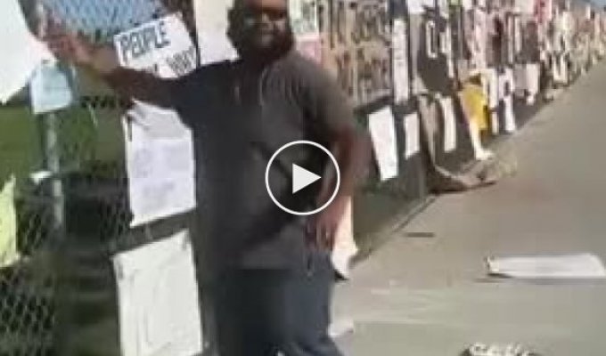 Активист BLM поругался с темнокожим парнем, который срывал плакаты митингующих