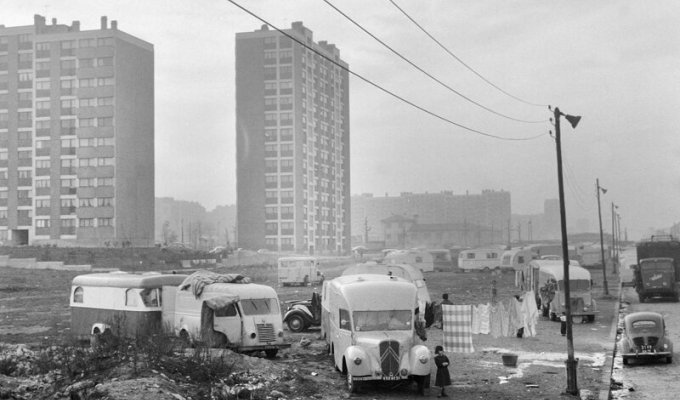 1962. Цыгане в пригороде Парижа (27 фото)