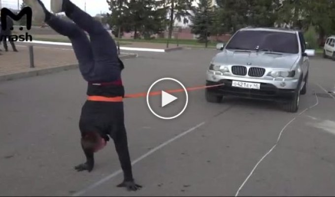 Иван Шурупов - спортсмен из Курска, который протащил внедорожник на 15 метров, стоя на руках