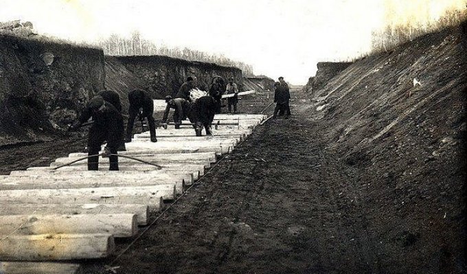 Строительства железной дороги и прибытие первого паровоза из Карталов (6 фото)